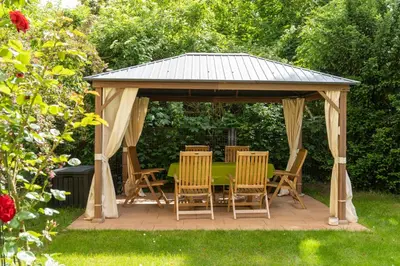 Ein Garten an der Unterkunft Schwalbenflug 1 Berlin