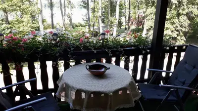 Ein Garten an der Unterkunft Ferienwohnung direkt am See