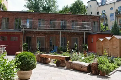 Ein Garten an der Unterkunft Beautiful and Cozy Remise for up to 6 Guests
