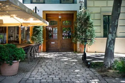 Das Gebäude in dem sich das Aparthotel befindet
