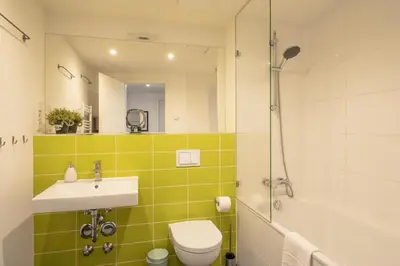 Ein Badezimmer in der Unterkunft Holiday at Alexanderplatz Apartments