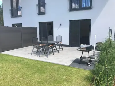 Ein Garten an der Unterkunft TOP-Ferienwohnung bei Berlin, bis 3 Gäste, Terrasse und Garten