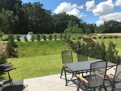 Ein Garten an der Unterkunft TOP-Ferienwohnung bei Berlin, bis 3 Gäste, Terrasse und Garten
