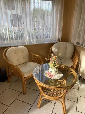 Ein Sitzbereich in der Unterkunft Ferienwohnung Sonnenberg Dahmeblick