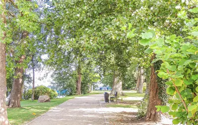 Ein Garten an der Unterkunft Beach Front Apartment
