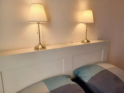 Ein Bett oder Betten in einem Zimmer der Unterkunft Ehemalige Bibliothek Apartment für 2 mit Küche Kamin Netflix Parken und Hofladen
