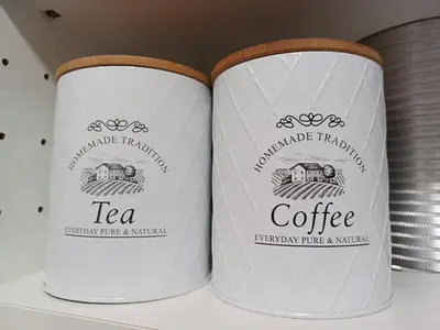 Kaffee-/Teezubehör in der Unterkunft Ehemalige Bibliothek Apartment für 2 mit Küche Kamin Netflix Parken und Hofladen