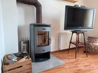 TV/Unterhaltungsangebot in der Unterkunft Ehemalige Bibliothek Apartment für 2 mit Küche Kamin Netflix Parken und Hofladen
