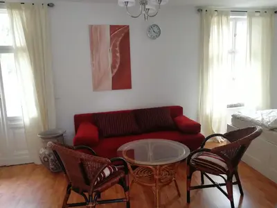 Ein Sitzbereich in der Unterkunft Ehemalige Bibliothek Apartment für 2 mit Küche Kamin Netflix Parken und Hofladen
