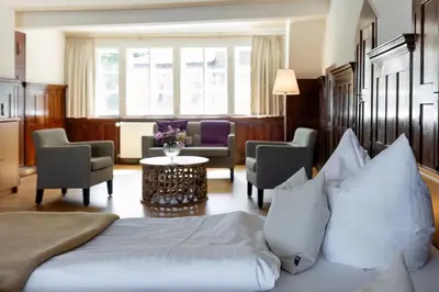 Ein Sitzbereich in der Unterkunft Klosterhotel Lehnin