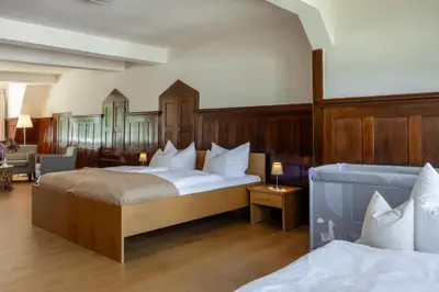 Ein Bett oder Betten in einem Zimmer der Unterkunft Klosterhotel Lehnin