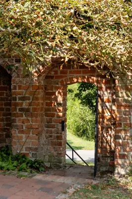 Ein Garten an der Unterkunft Klosterhotel Lehnin