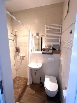 Ein Badezimmer in der Unterkunft Pension im historischem Bahnhof in Fehrbellin kein Frühstück
