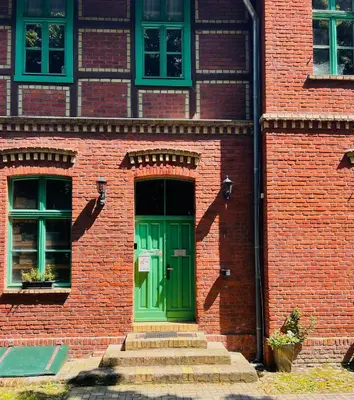 Eine Fassade oder ein Eingang zu Pension im historischem Bahnhof in Fehrbellin kein Frühstück