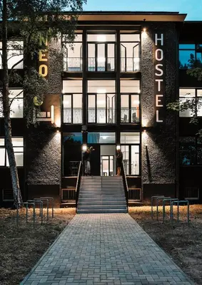 Eine Fassade oder ein Eingang zu NeoHostel