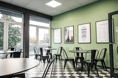 Ein Restaurant oder anderes Speiselokal in der Unterkunft NeoHostel