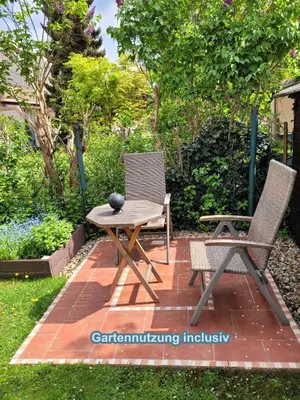 Ein Garten an der Unterkunft 4 Sterne Souterrain Apartment Alt-Mariendorf