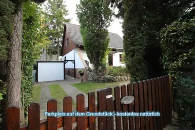 Ein Garten an der Unterkunft 4 Sterne Souterrain Apartment Alt-Mariendorf