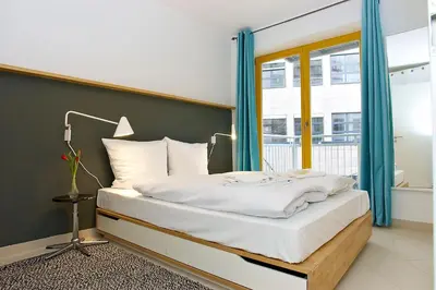 Ein Bett oder Betten in einem Zimmer der Unterkunft Raja Jooseppi Apartments - Spittelmarkt Historische Mitte
