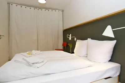 Ein Bett oder Betten in einem Zimmer der Unterkunft Raja Jooseppi Apartments - Spittelmarkt Historische Mitte