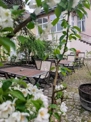 Ein Garten an der Unterkunft Lendelhaus & Historische Saftfabrik Werder