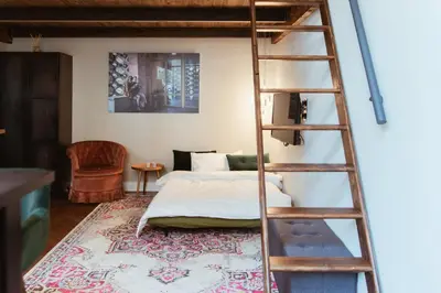 Ein Bett oder Betten in einem Zimmer der Unterkunft LoftBrücke, Apartment am Platz der Luftbrücke
