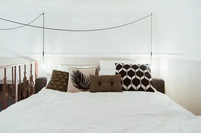 Ein Bett oder Betten in einem Zimmer der Unterkunft LoftBrücke, Apartment am Platz der Luftbrücke
