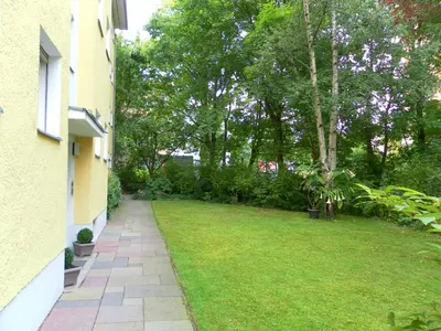 Ein Garten an der Unterkunft Central Apartments