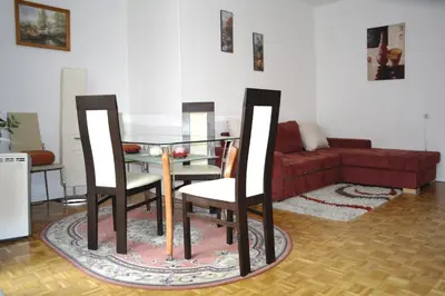 Ein Sitzbereich in der Unterkunft Kudamm Apartment West Central City