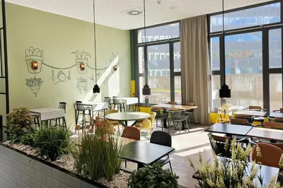 Ein Sitzbereich in der Unterkunft Holiday Inn - the niu, Dwarf Berlin Schöneberg by IHG