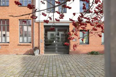 Eine Fassade oder ein Eingang zu Charmante, ruhige Ferienwohnung mit Balkon