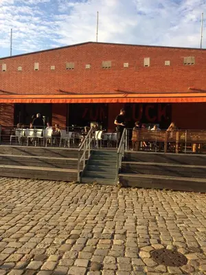 Ein Restaurant oder anderes Speiselokal in der Unterkunft BNB Potsdamer Platz Rooms & Apartments