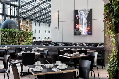 Ein Restaurant oder anderes Speiselokal in der Unterkunft Estrel Berlin