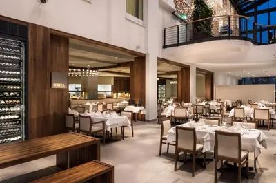 Ein Restaurant oder anderes Speiselokal in der Unterkunft Estrel Berlin