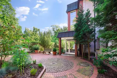 Ein Garten an der Unterkunft Hotel Morgenland