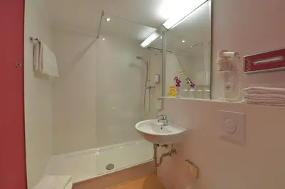 Ein Badezimmer in der Unterkunft Hotel Berlin Lichtenberg