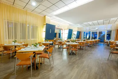 Ein Restaurant oder anderes Speiselokal in der Unterkunft Hotel Berlin Lichtenberg