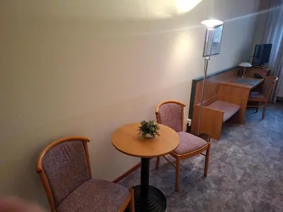 Ein Sitzbereich in der Unterkunft Andersen Hotel Birkenwerder