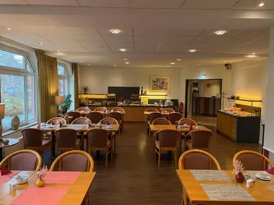 Ein Restaurant oder anderes Speiselokal in der Unterkunft Andersen Hotel Birkenwerder