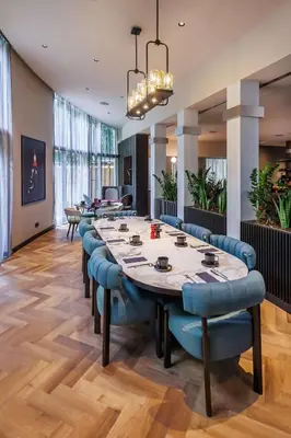 Ein Sitzbereich in der Unterkunft Radisson RED Berlin Kudamm