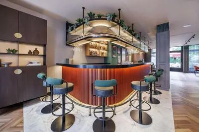 Ein Sitzbereich in der Unterkunft Radisson RED Berlin Kudamm