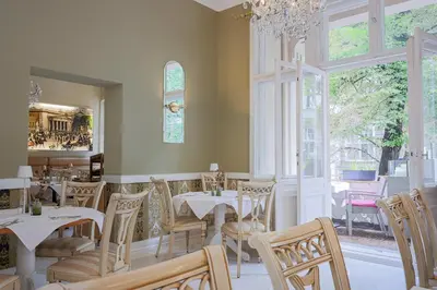 Ein Restaurant oder anderes Speiselokal in der Unterkunft Hotel Augusta Am Kurfürstendamm