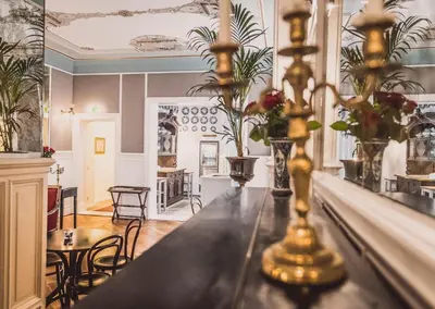 Ein Sitzbereich in der Unterkunft HENRI Hotel Berlin
