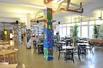 Ein Restaurant oder anderes Speiselokal in der Unterkunft Hotel Transit Loft