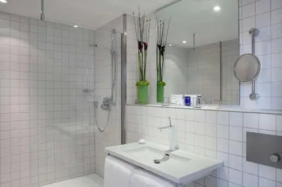 Ein Badezimmer in der Unterkunft art'otel berlin mitte, Powered by Radisson Hotels