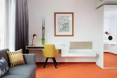 Ein Sitzbereich in der Unterkunft art'otel berlin mitte, Powered by Radisson Hotels