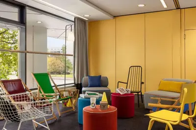 Ein Sitzbereich in der Unterkunft Vienna House Easy by Wyndham Berlin Prenzlauer Berg