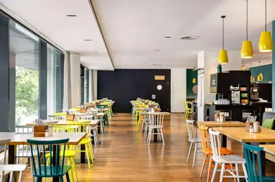 Ein Restaurant oder anderes Speiselokal in der Unterkunft Vienna House Easy by Wyndham Berlin Prenzlauer Berg