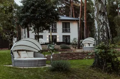 Ein Garten an der Unterkunft Villa Zesch am See