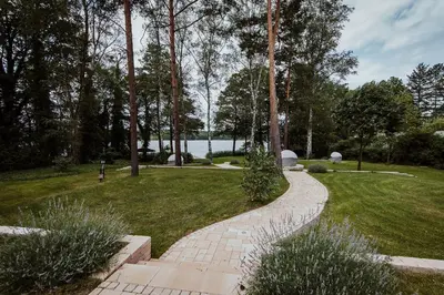 Ein Garten an der Unterkunft Villa Zesch am See